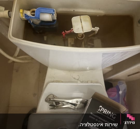 מיכל אסלה פתוח עם כלי עבודה ושסתום מילוי חדש